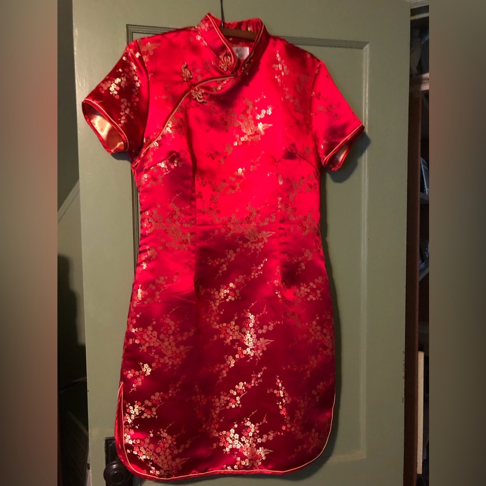 Sweet red floral satiny dress, NWT, size 40, short sleeve, knee length. Party!
